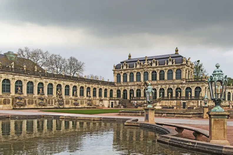 Blick aus dem Zwingerhof auf den Mathematisch-Physikalischen Salon Fontänen im Zwinger