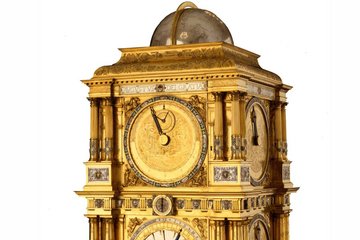 reich verzierte, goldene Uhr mit mehreren Ziffernblättern