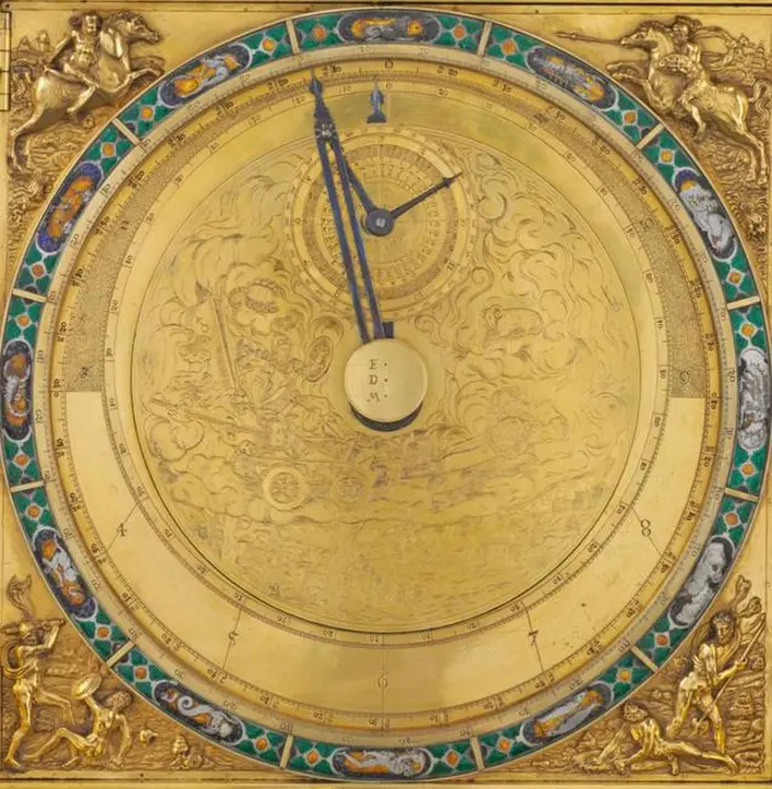 mit Kampfszenen verziertes, goldenes Ziffernblatt