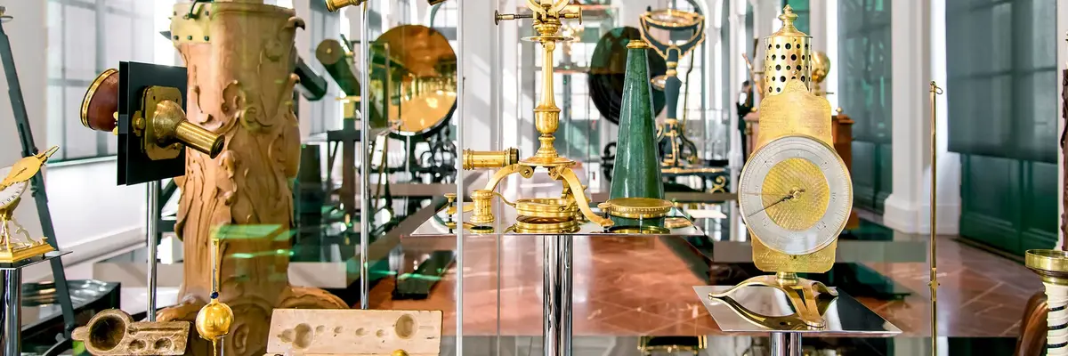 Vitrine mit physikalischen Instrumenten