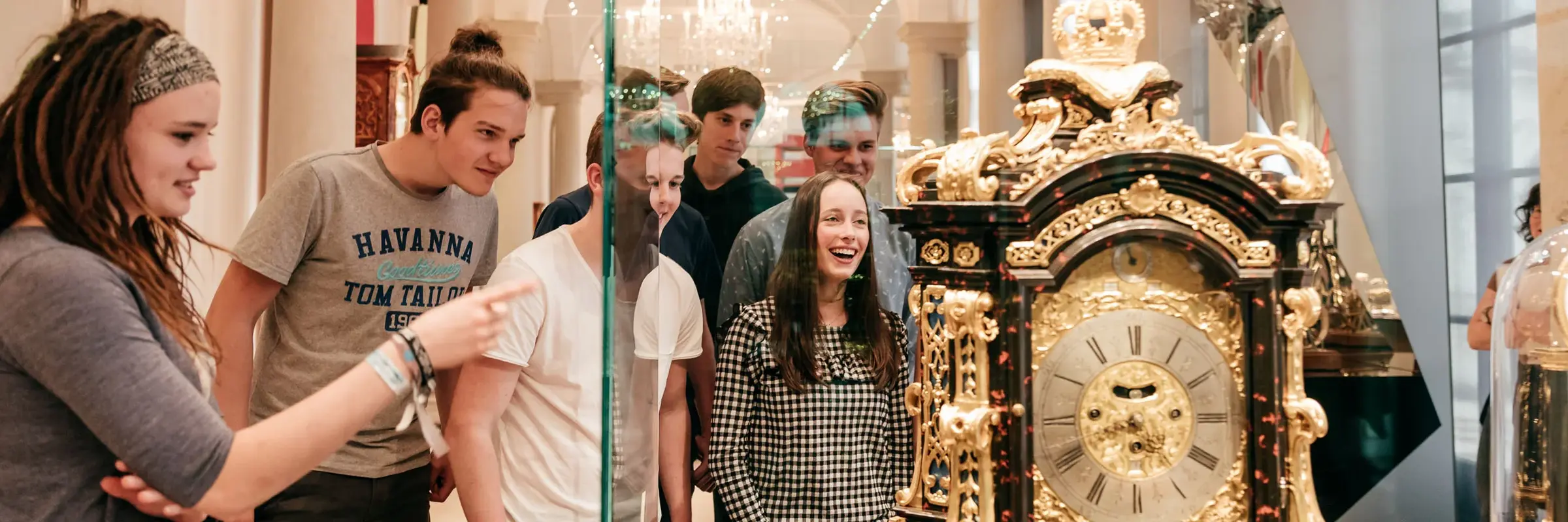 Eine Gruppe von Jugendlichen steht vor einem Museumsexponat