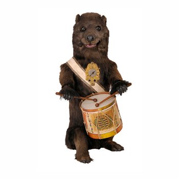 grinsender, stehender Bär trommelt auf einer Trommel, hat Uhr am Hals