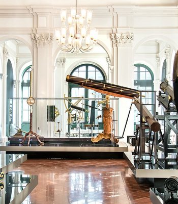 Festsaal Raum unter anderem mit Teleskopen und Scheiben, die Licht bündeln
